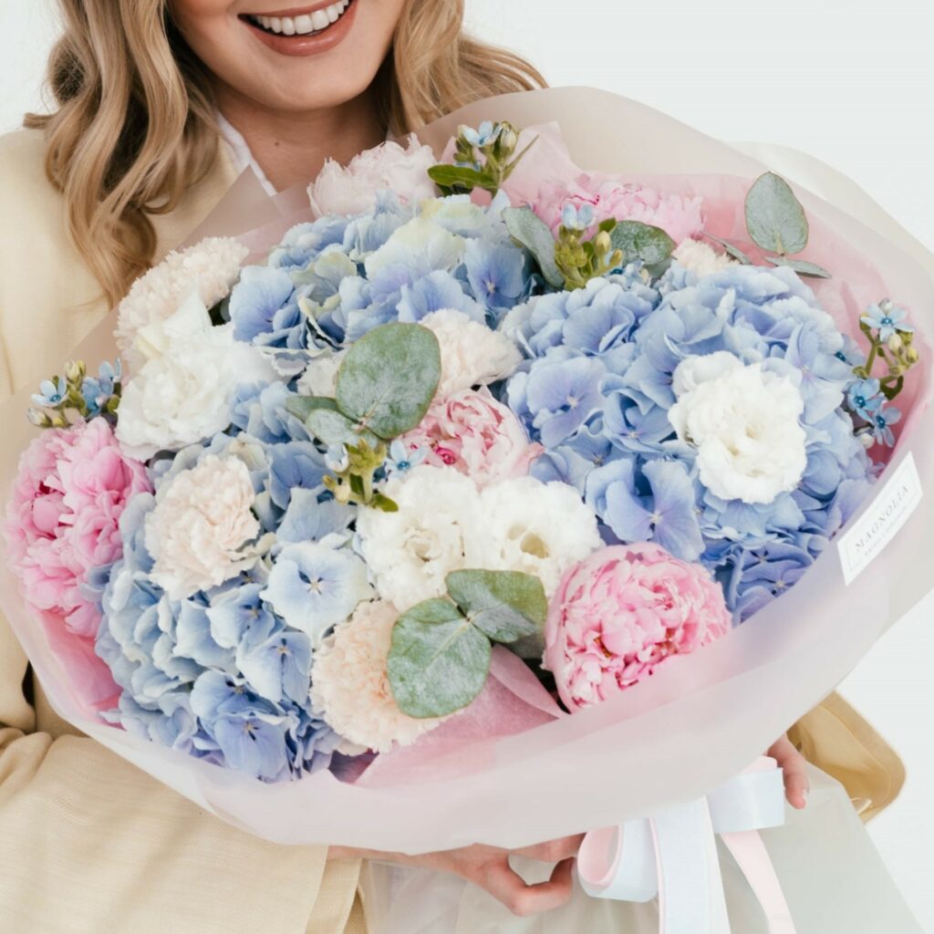 Bukiet Modern Romance z błękitnych hortensji, różowych peonii, białej eustomy, oxypetalum i pastelowych goździków