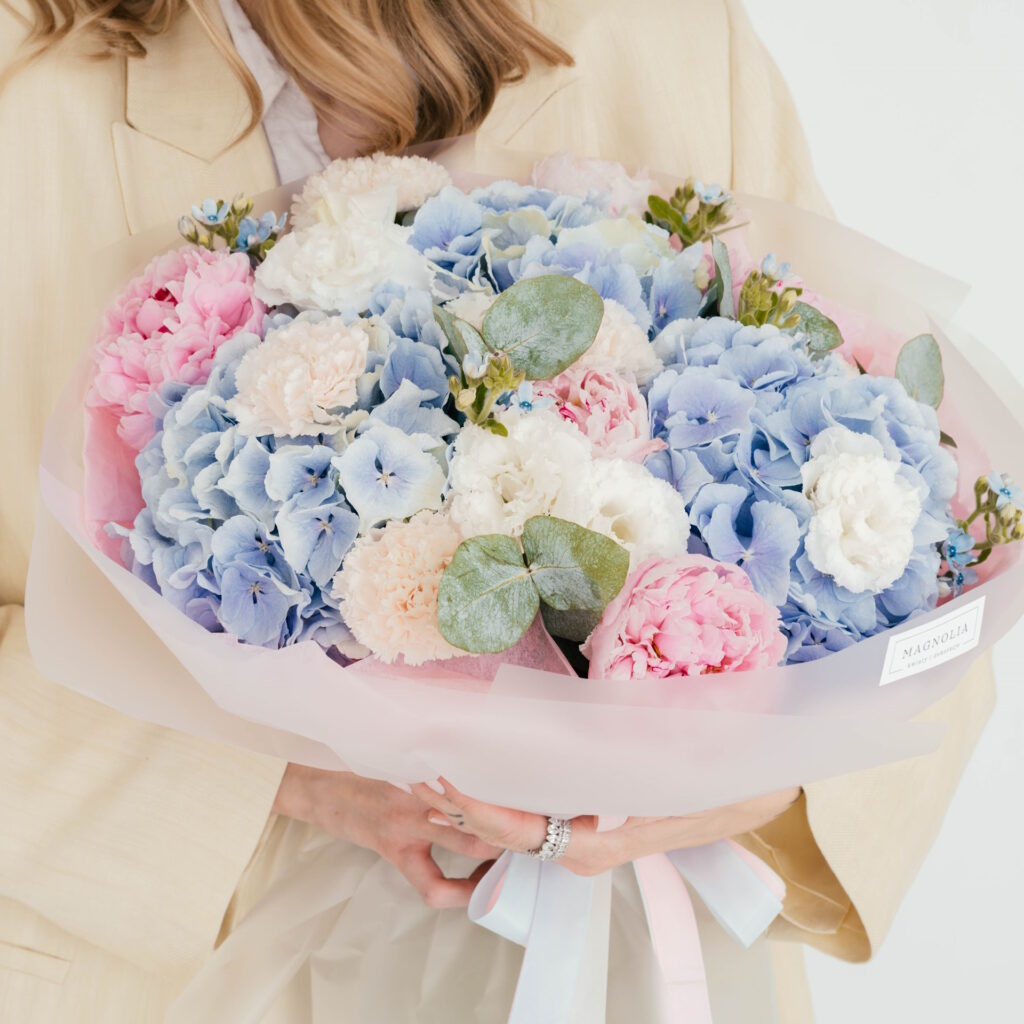 Bukiet Modern Romance z błękitnych hortensji, różowych peonii, białej eustomy, oxypetalum i pastelowych goździków