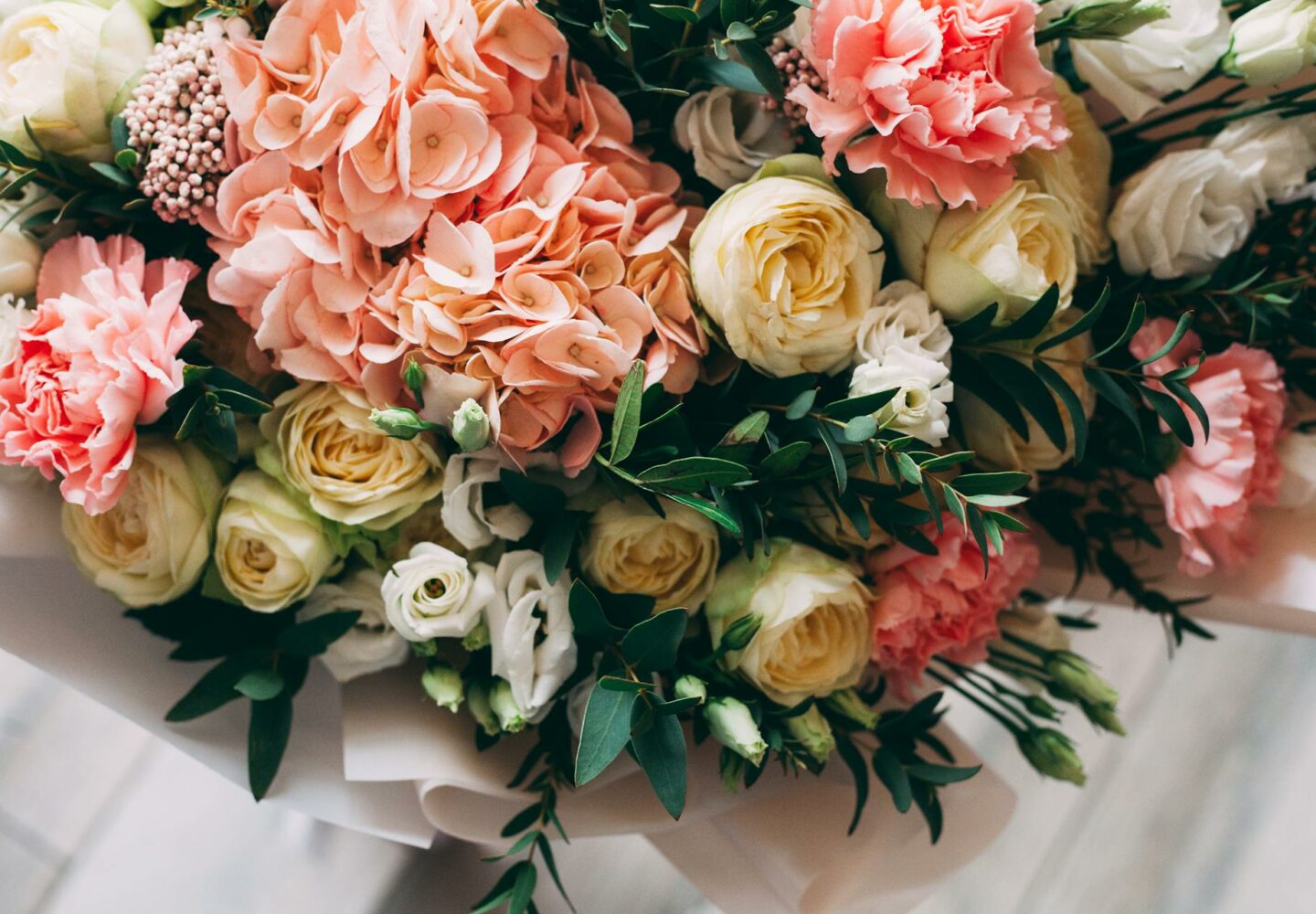 Jak łączyć kolory w bukietach – zasady nowoczesnej florystyki