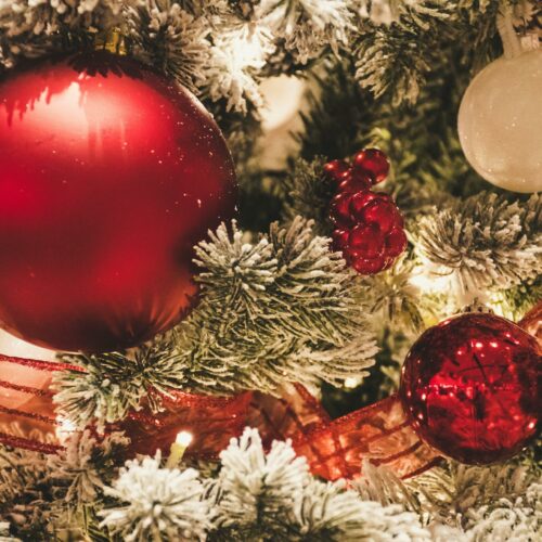 Jak zrobić prostą dekorację świąteczną z gałązek i świeżych kwiatów?