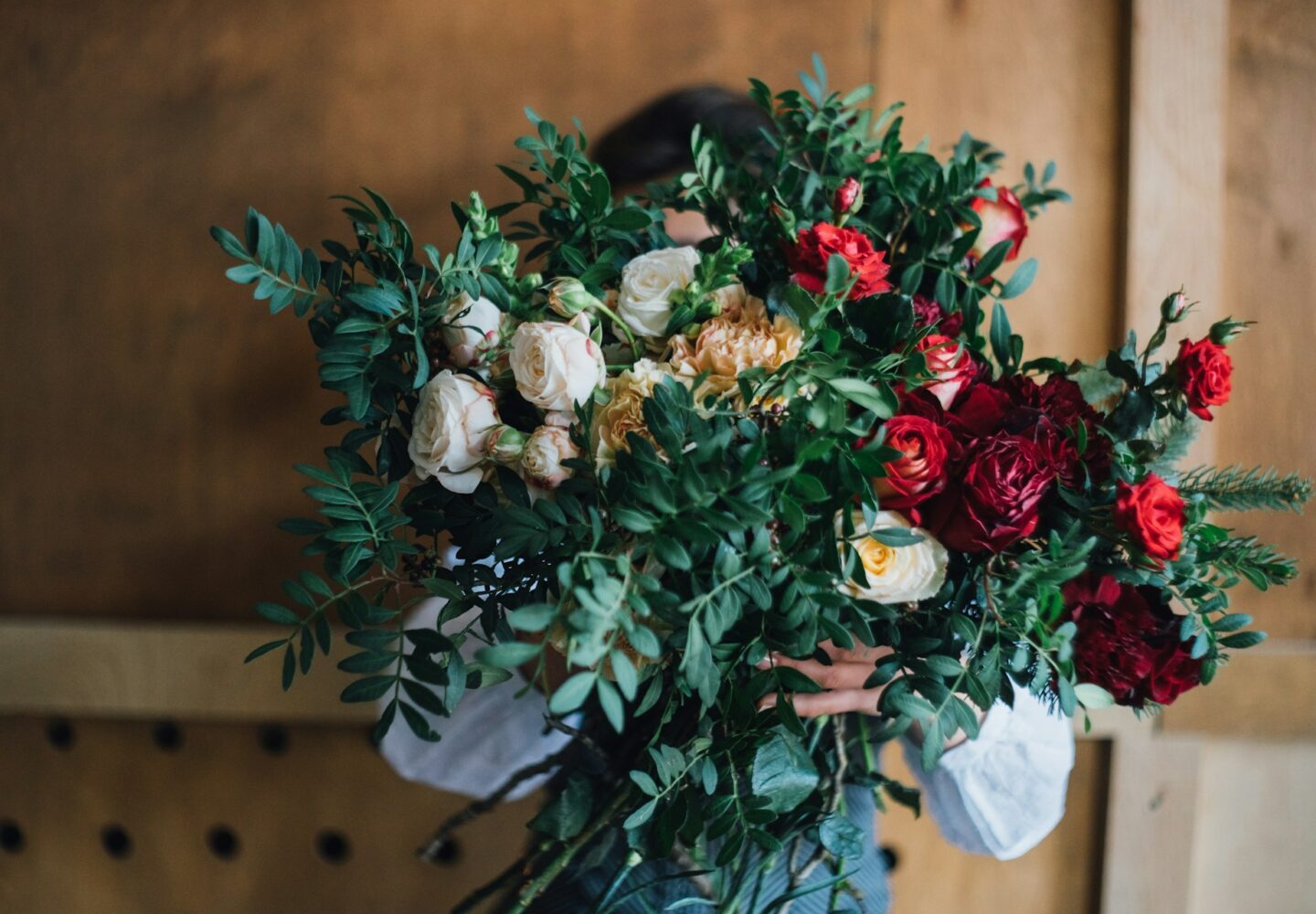 Co zrobić z kwiatami po wniesieniu ich do domu, aby dłużej zachowały świeżość?