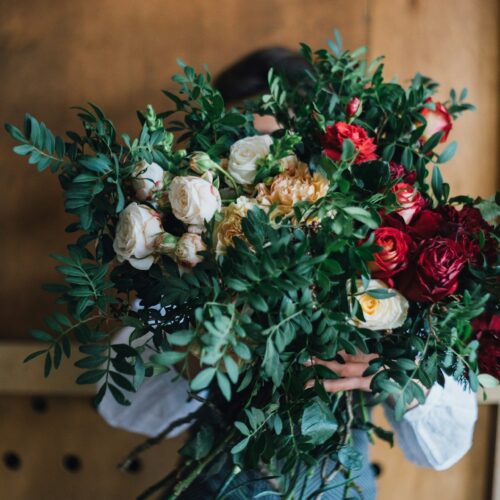 Co zrobić z kwiatami po wniesieniu ich do domu, aby dłużej zachowały świeżość?