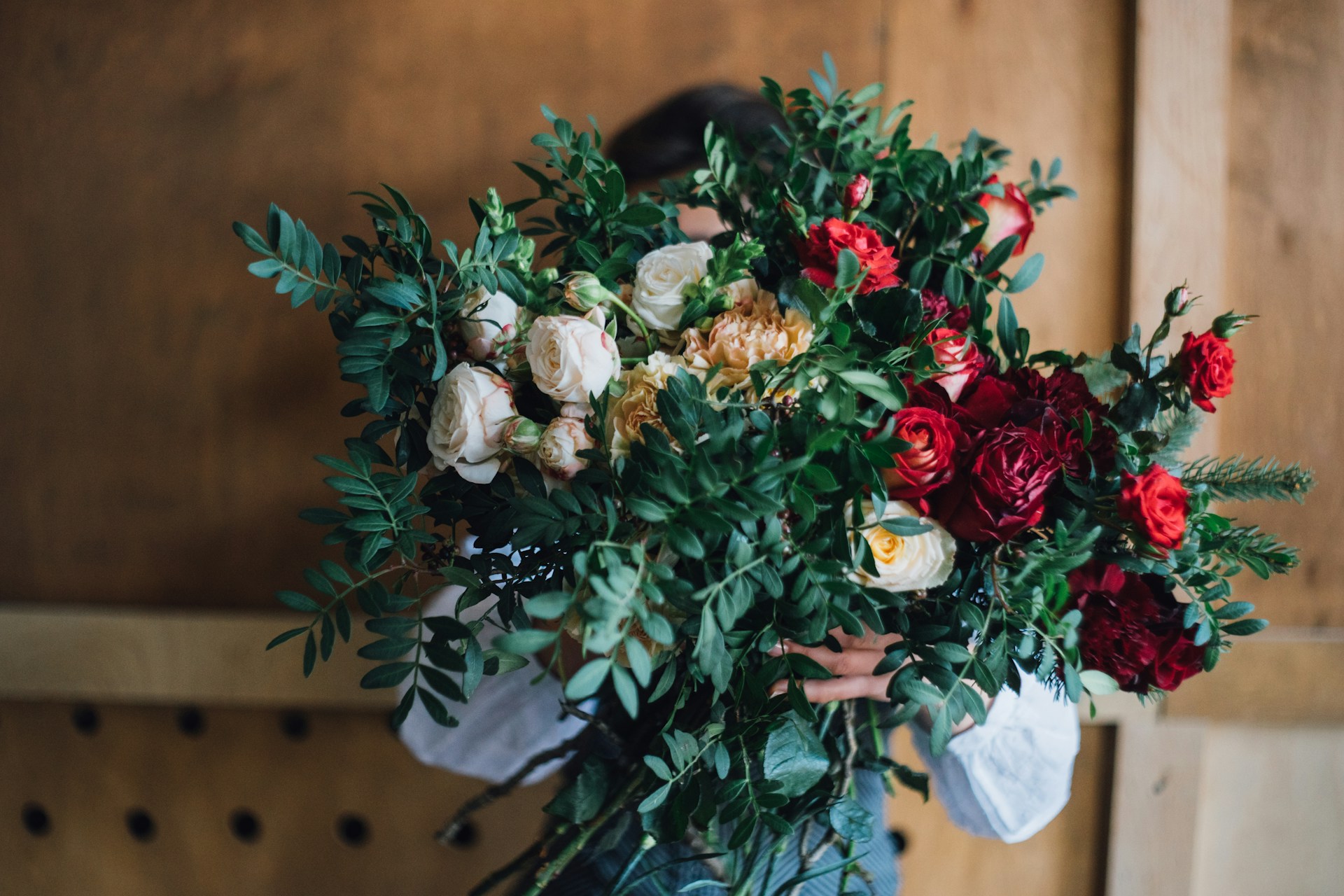 Co zrobić z kwiatami po wniesieniu ich do domu, aby dłużej zachowały świeżość?