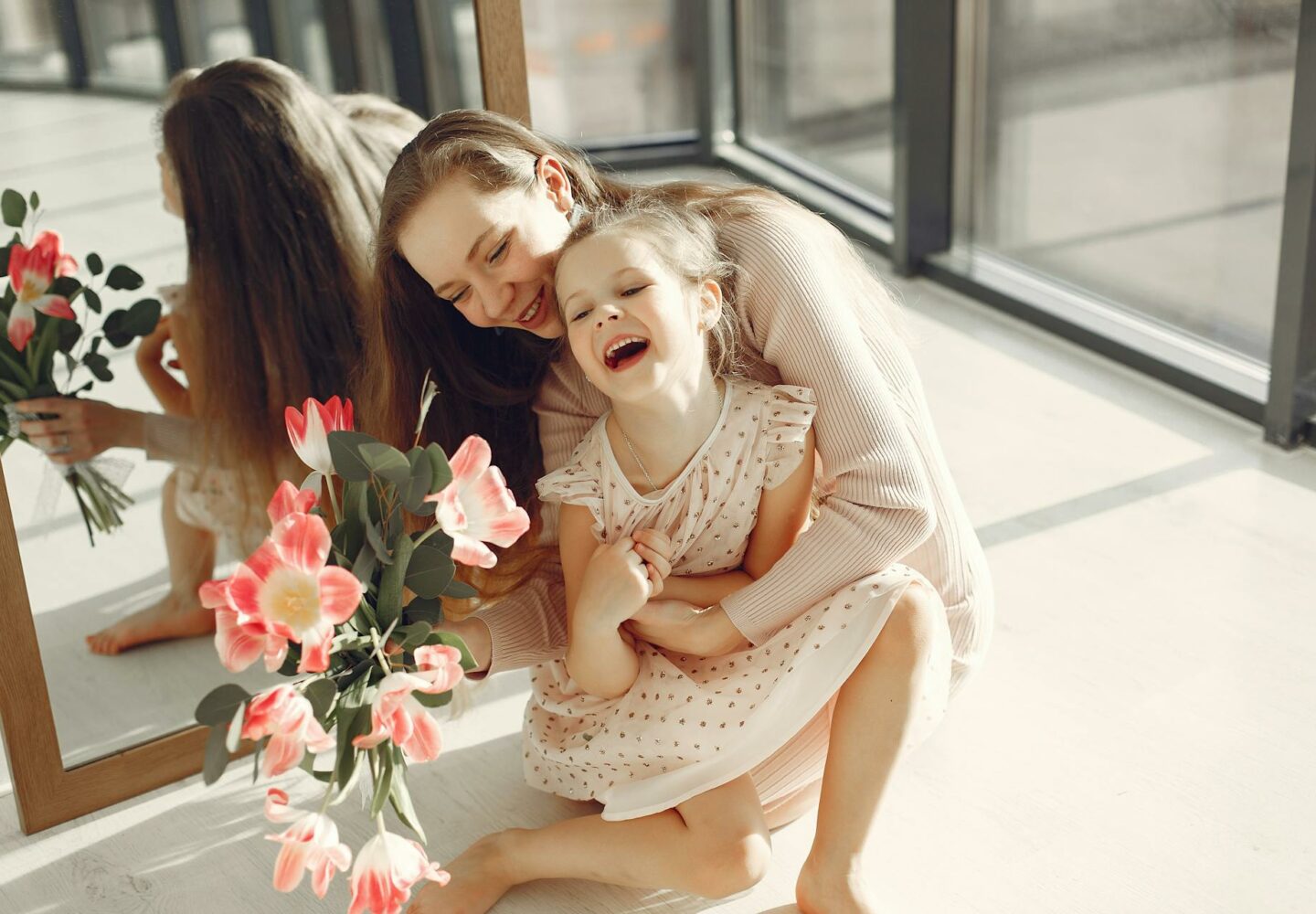 Jakie kwiaty wręczyć mamie – jak wybrać bukiet z sensem i sercem