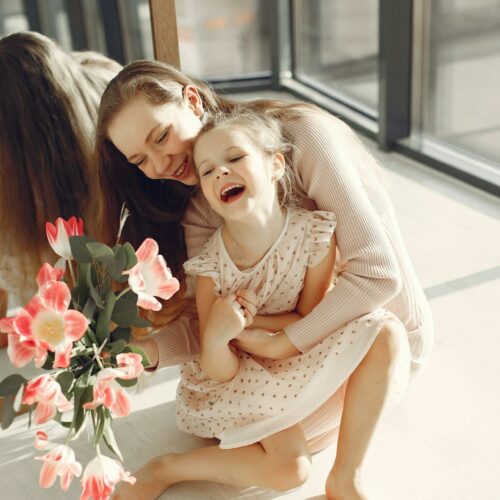 Jakie kwiaty wręczyć mamie – jak wybrać bukiet z sensem i sercem