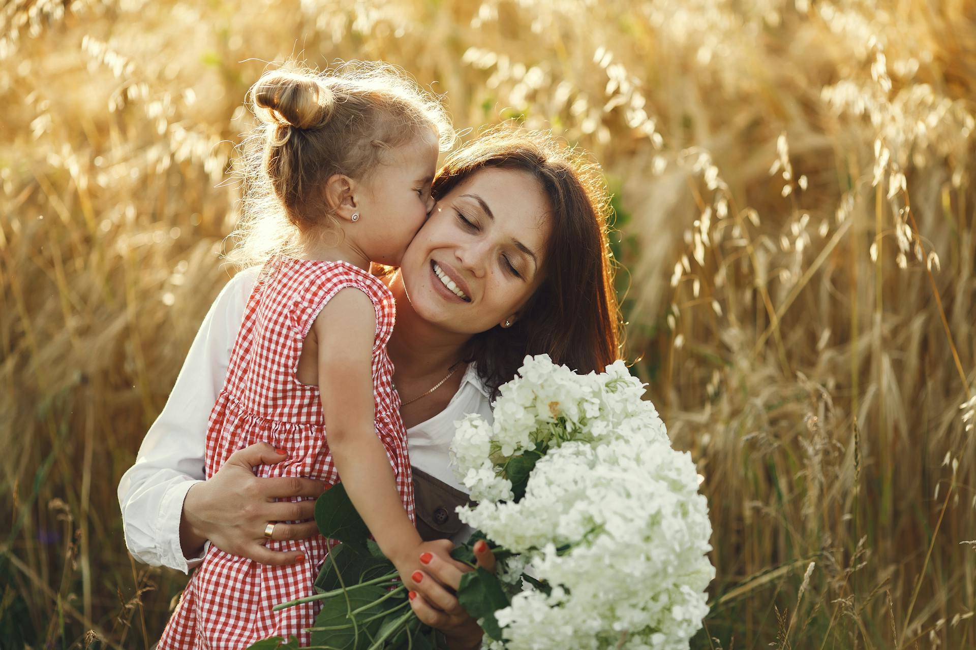 Jakie kwiaty wręczyć mamie – jak wybrać bukiet z sensem i sercem informacje